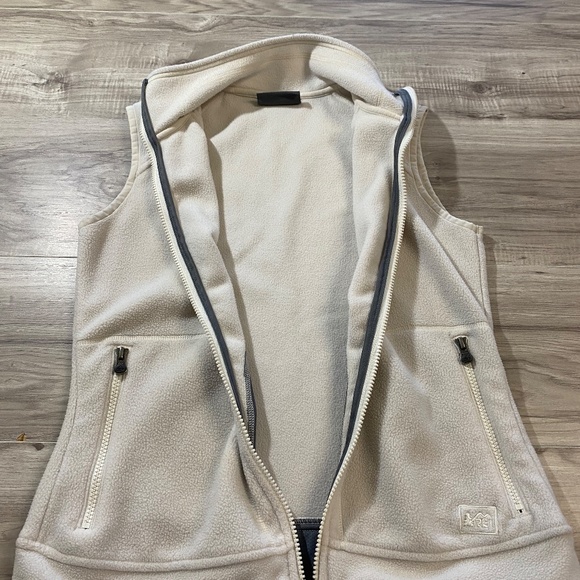 REI Women's Ivory Fleece Vest - Small - Picture 3 of 9